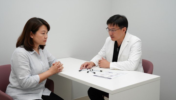 穿著白袍的醫師在診所內詳細解說減肥針網購風險 特寫顯示劣質包裝的瘦瘦筆與強調減肥針網購風險 專業醫療環境中醫師評估避免減肥針網購風險