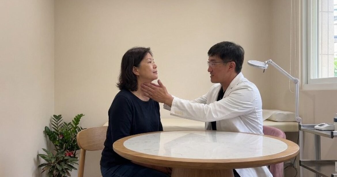 功能醫學的健康解決方案介紹，醫師在檢查病人，專注的光線下進行評估