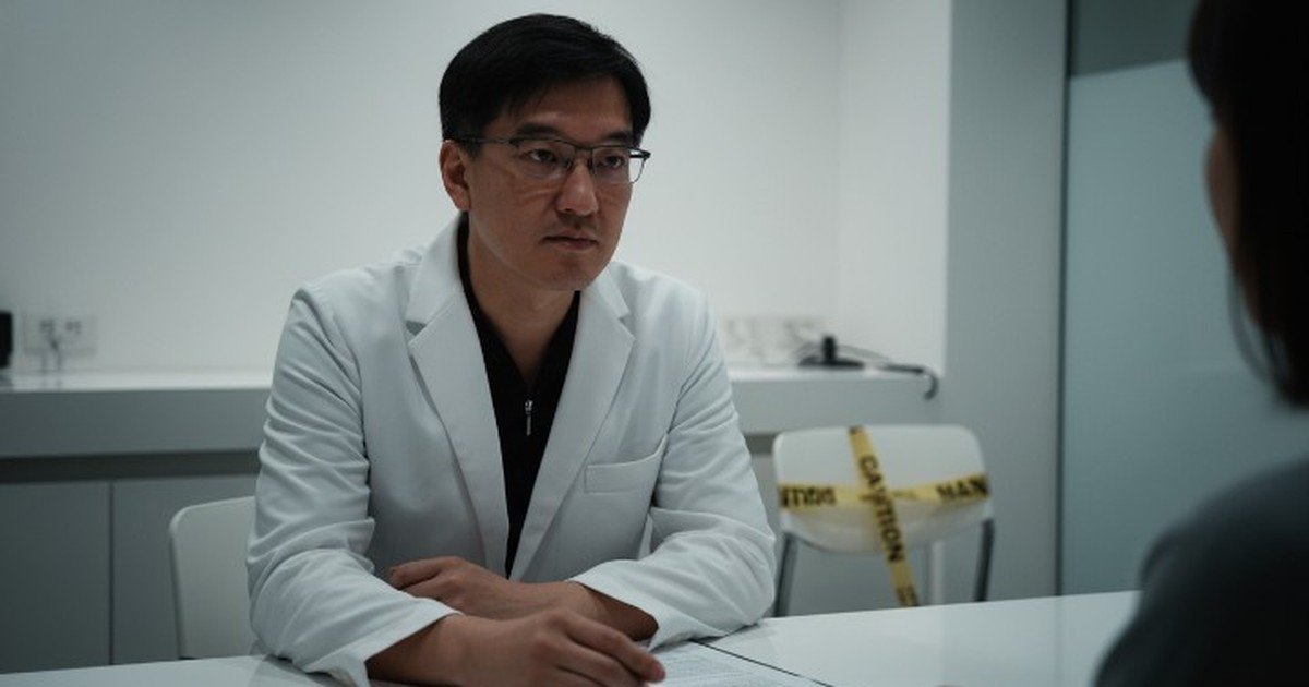 電波療程過程中,專業醫師為患者進行治療的場景
