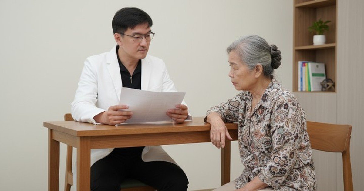 吳芮醫師與患者討論落髮問題